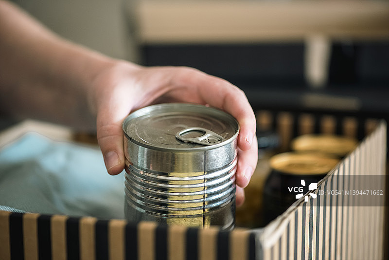 特写：女人打包捐款箱图片素材