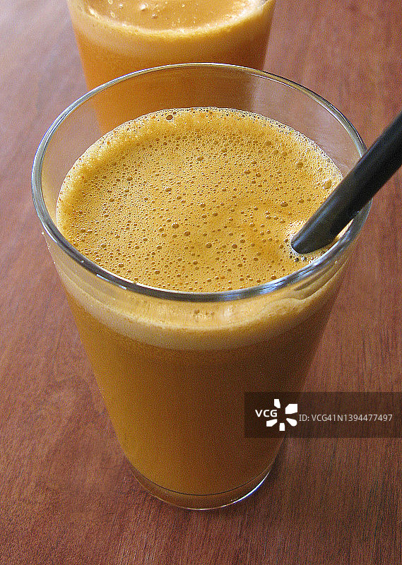 带泡沫的胡萝卜汁图片素材