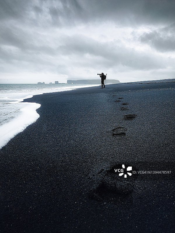 通往冰岛海滩专业摄影师的火山灰沙滩脚印图片素材