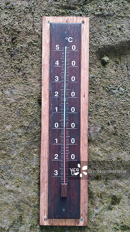 刻度盘上显示低温的温度计图片素材