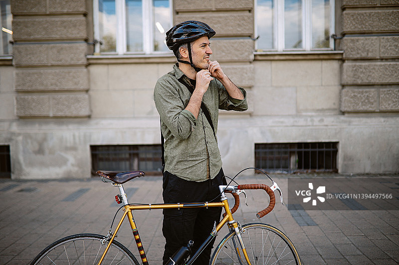 准备通勤的中年男人图片素材