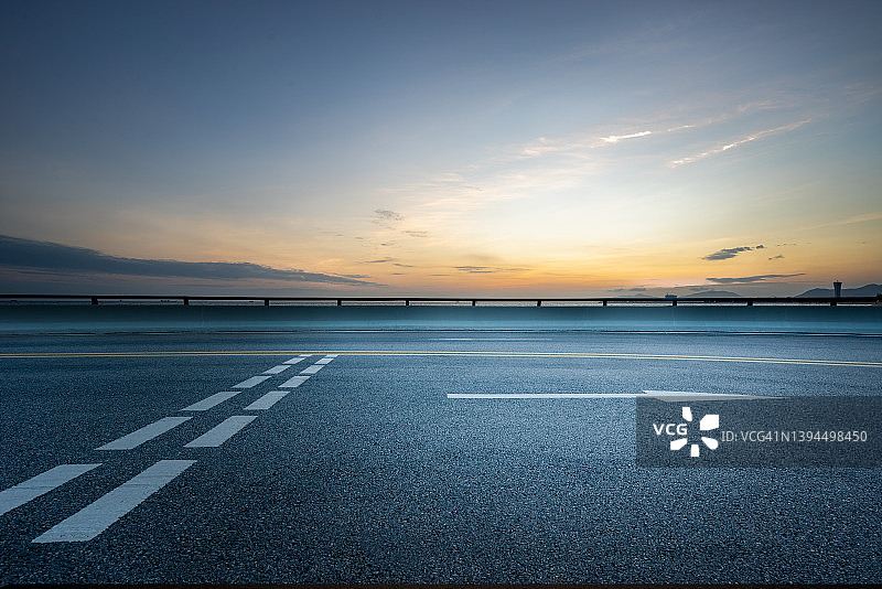 日落时分的海边公路图片素材