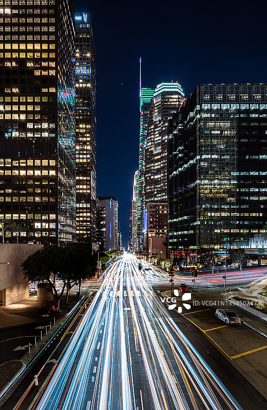 洛杉矶市中心菲格罗亚街夜间小径图片素材