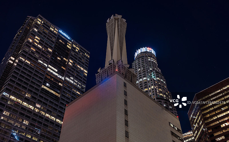 仰望加利福尼亚州洛杉矶市中心的建筑图片素材