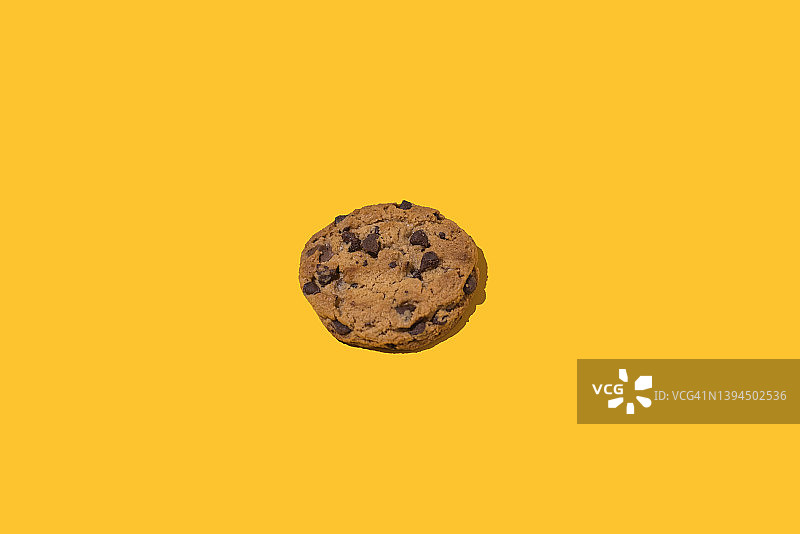 黄色背景上的巧克力曲奇：甜点、饼干、肥胖、糖和饮食图片素材