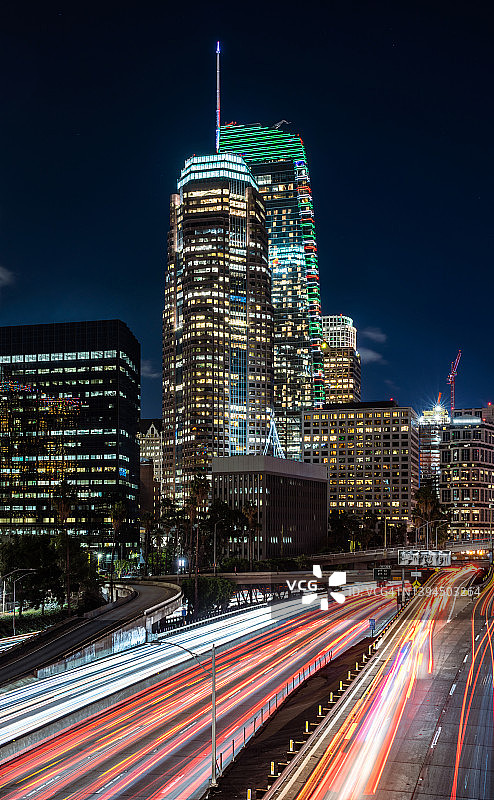 加州洛杉矶110号公路光轨与市中心天际线图片素材