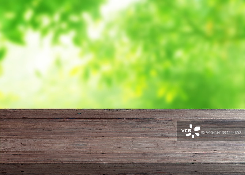 透视旧棕色木纹背景表面，木材材料桌子复古自然或乡村风格，散景绿色抽象自然墙背景图片素材