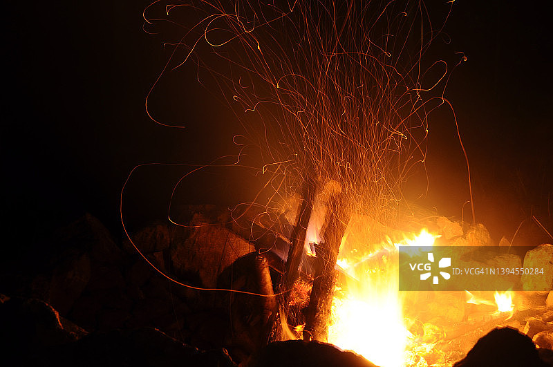 篝火中的火焰和飞溅的火花（长时间曝光，黑色背景）图片素材
