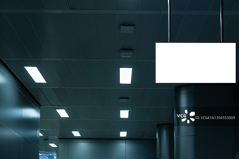 用于在现代建筑中悬挂广告或信息的白色空白屏幕广告牌样机图片素材