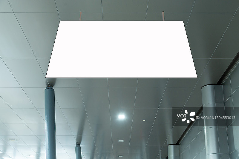 用于在现代建筑中悬挂广告或信息的白色空白屏幕广告牌样机图片素材