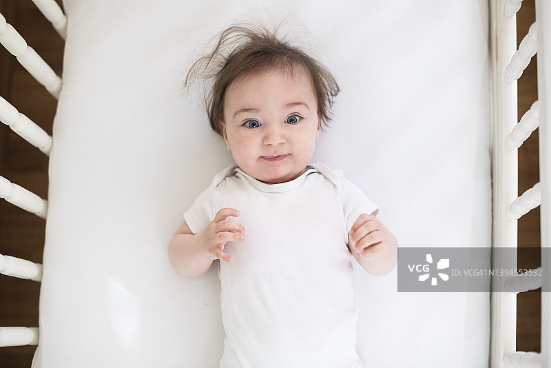 婴儿床里的婴儿肖像图片素材