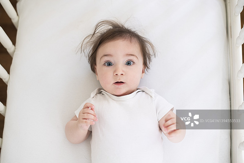 婴儿床里的婴儿肖像图片素材