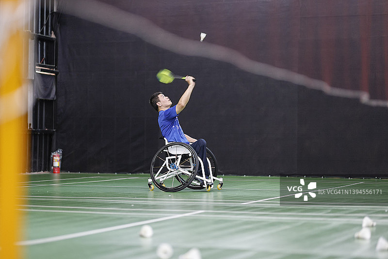 积极训练技能的残疾人羽毛球运动员图片素材