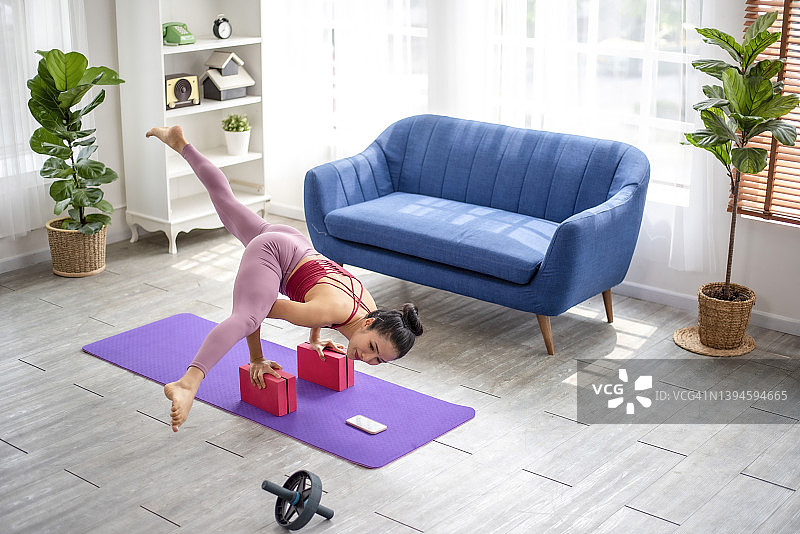 亚洲女性使用瑜伽砖图片素材