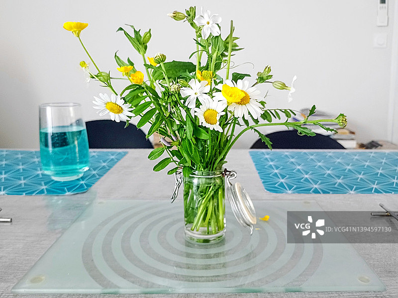 罐子里的小束新鲜花园花卉图片素材