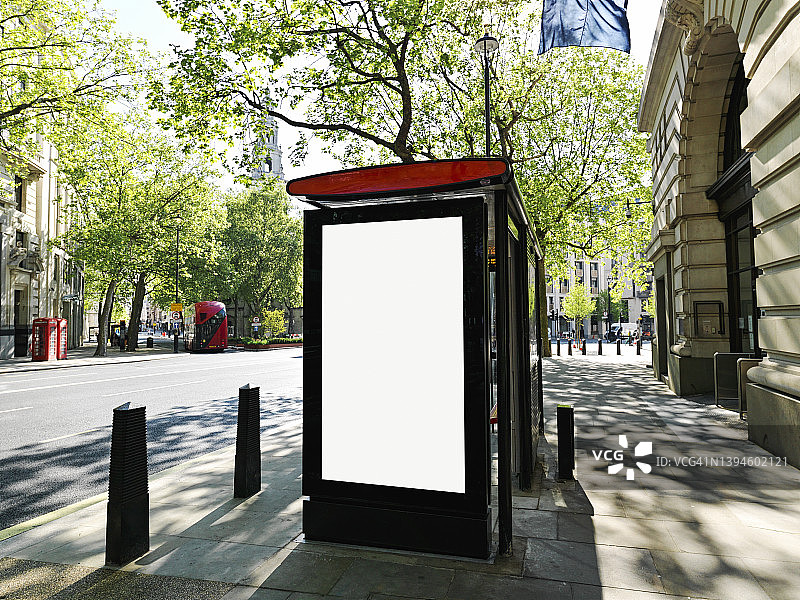 伦敦街头的公交车站与空白数字广告牌图片素材