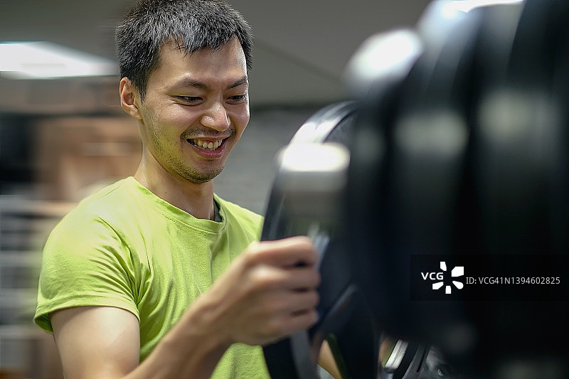 举重的亚洲青年男子图片素材