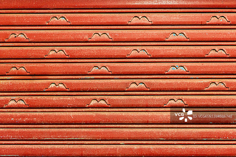 红色铁卷帘门与字母M图案图片素材