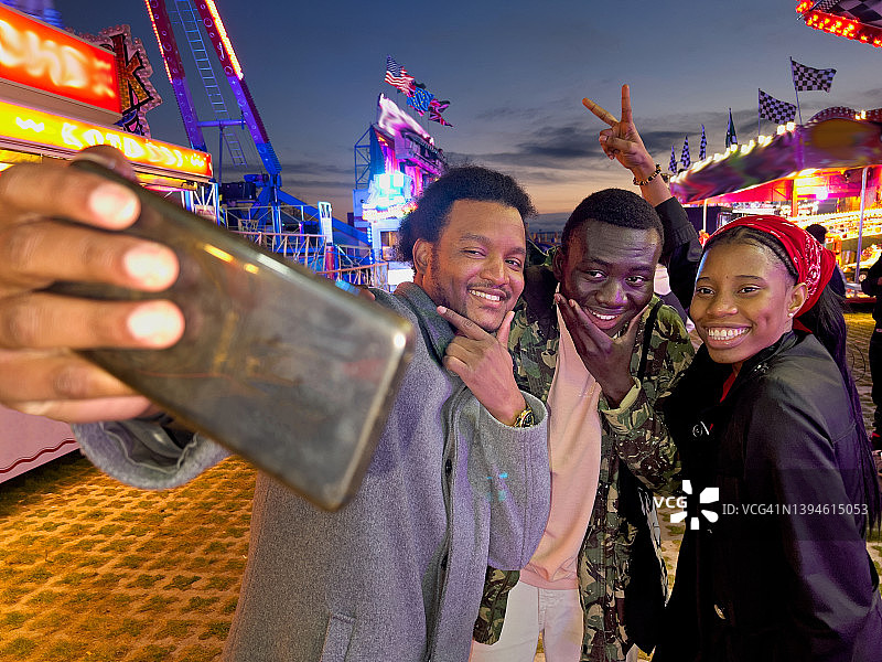 朋友们在游乐场自拍图片素材