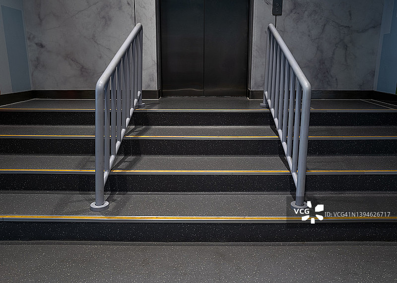 带有扶手的电梯楼梯平台图片素材