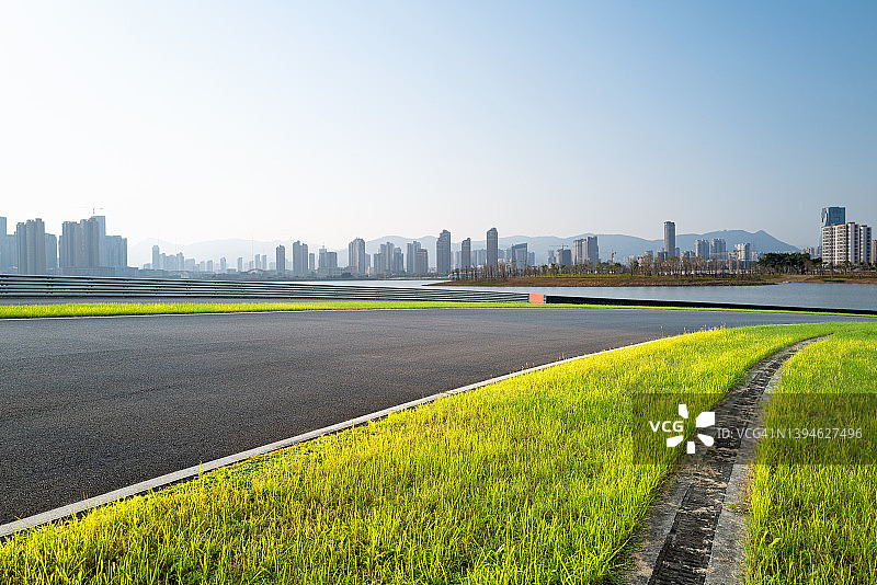 城市中的空旷沥青路图片素材