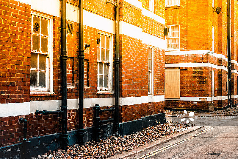 红砖墙上的排水管图片素材