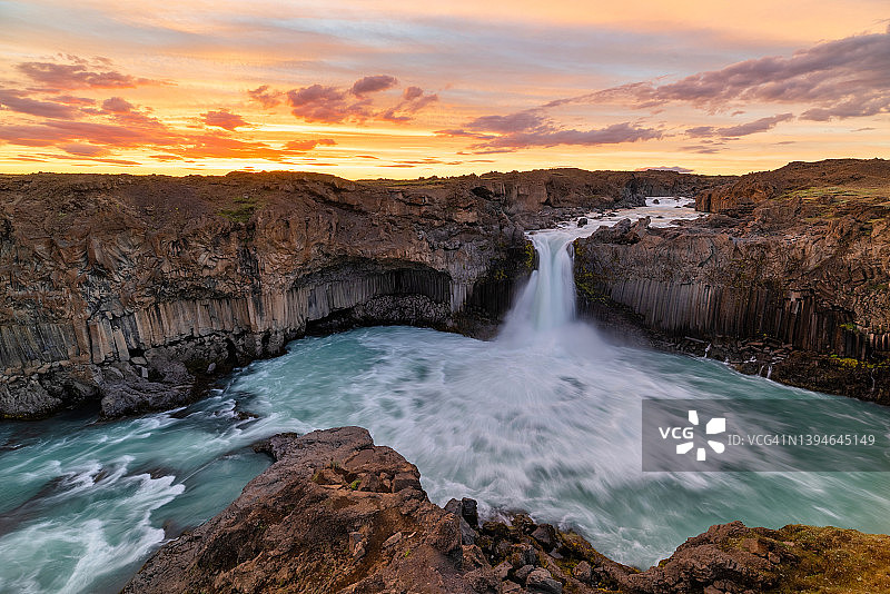 冰岛阿尔代亚瀑布日出景色图片素材