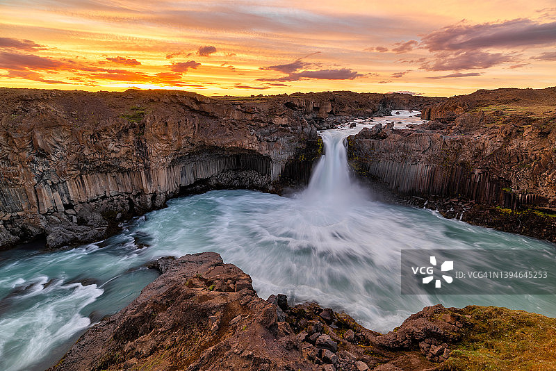 冰岛阿尔代亚瀑布日出景色图片素材