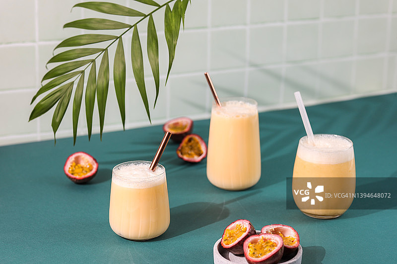 百香果饮品复古酒吧配新鲜水果图片素材
