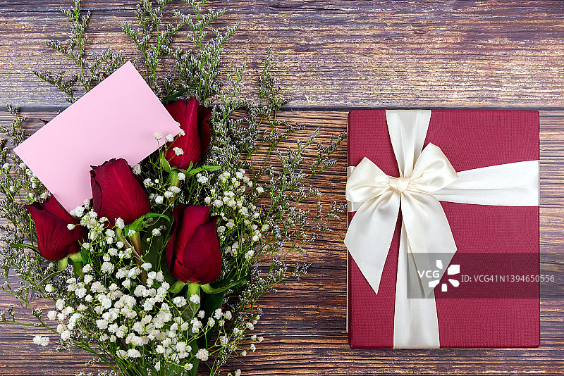 红色玫瑰花束与空白贺卡和礼品盒图片素材
