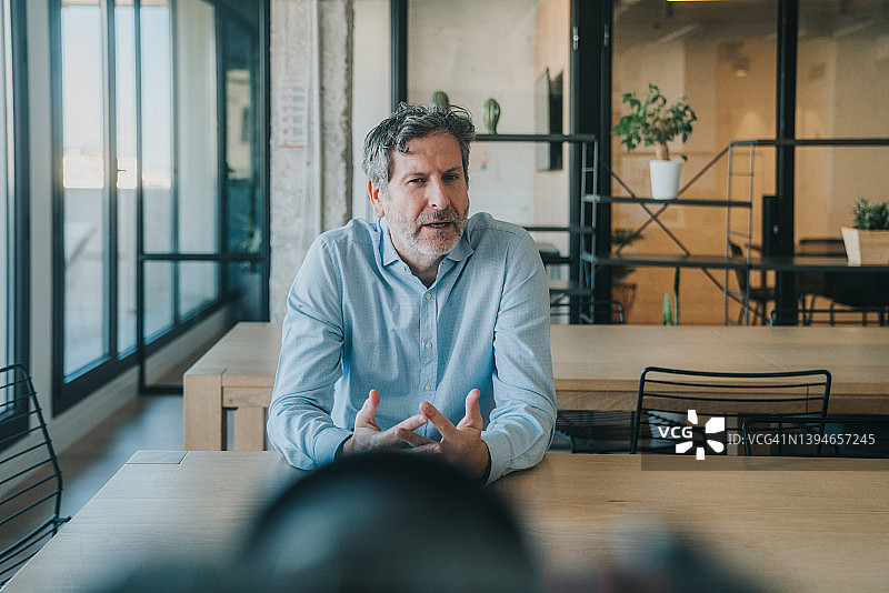 男人对着镜头说话图片素材