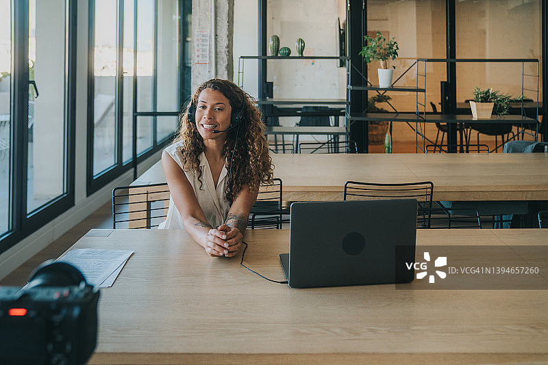 在办公室录制会议的女人图片素材