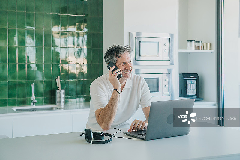 在笔记本电脑上工作的人图片素材