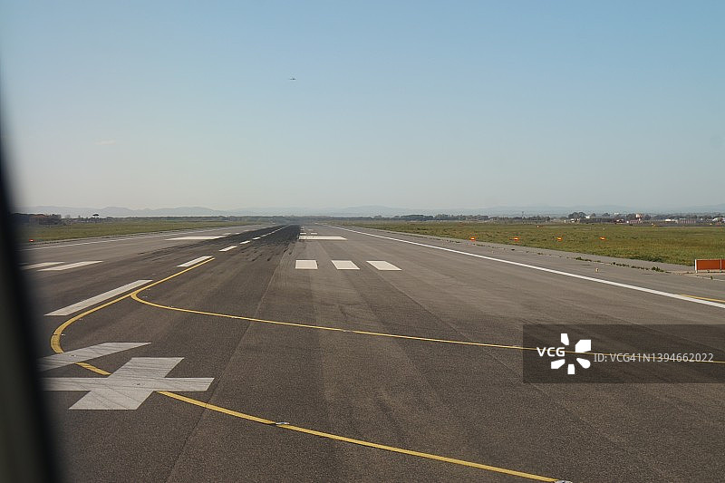 意大利罗马菲乌米奇诺机场跑道图片素材