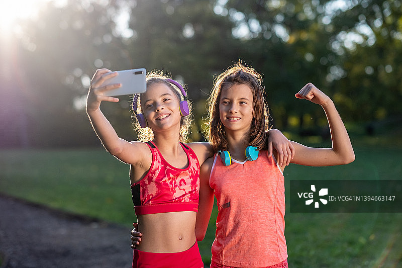 训练中的自拍少女图片素材