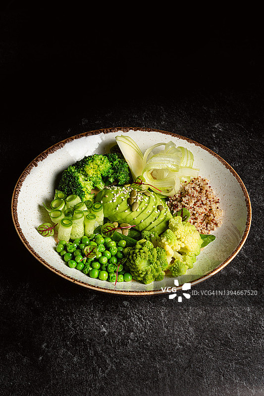 含牛油果藜麦的绿色纯素食碗图片素材
