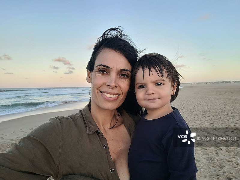 海滩母子合影图片素材