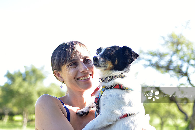 带狗的女人肖像图片素材
