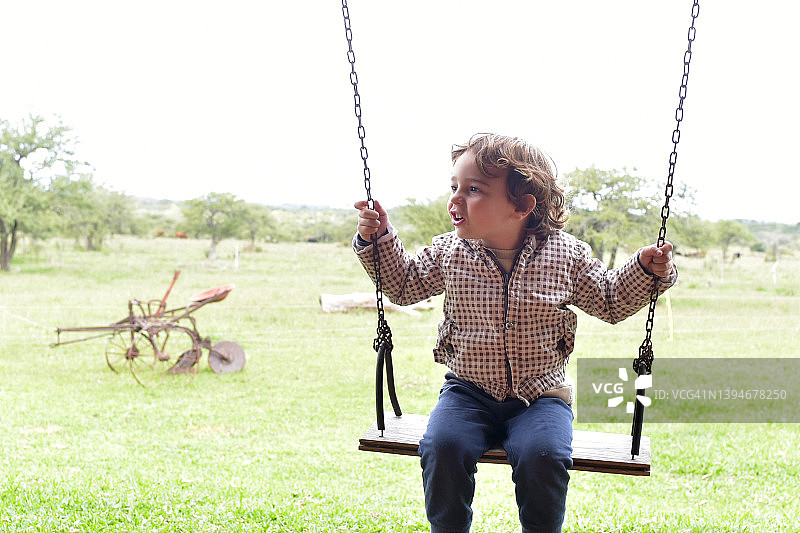 孩子们在公园里玩游戏图片素材