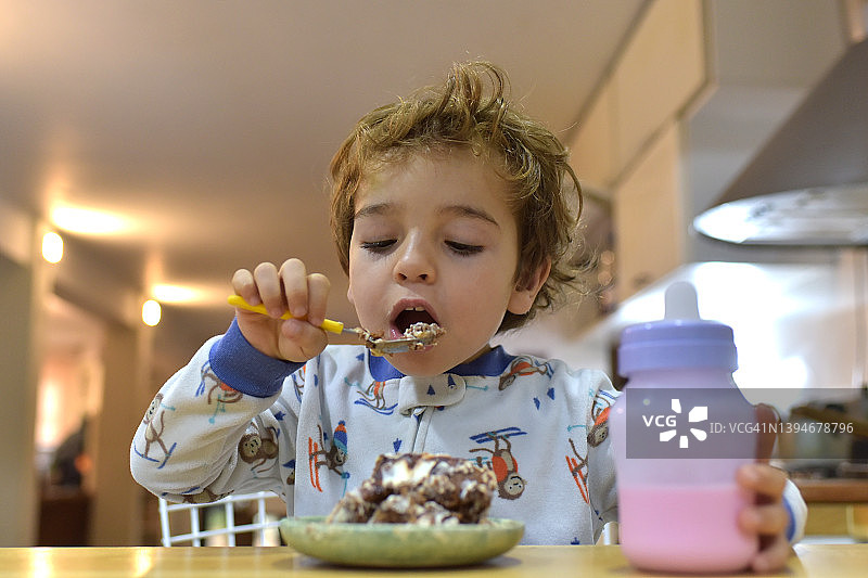 孩子正在吃早餐图片素材