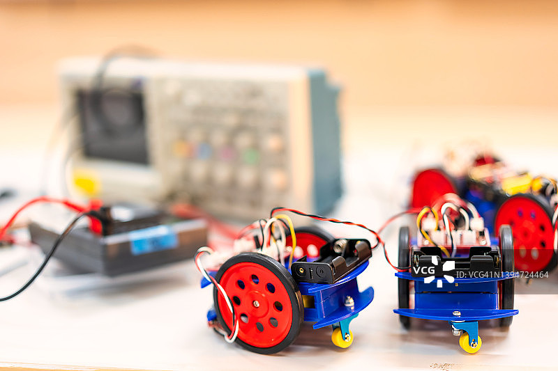 机器人模型：自动驾驶人工智能汽车原型，带传感器和线路图片素材