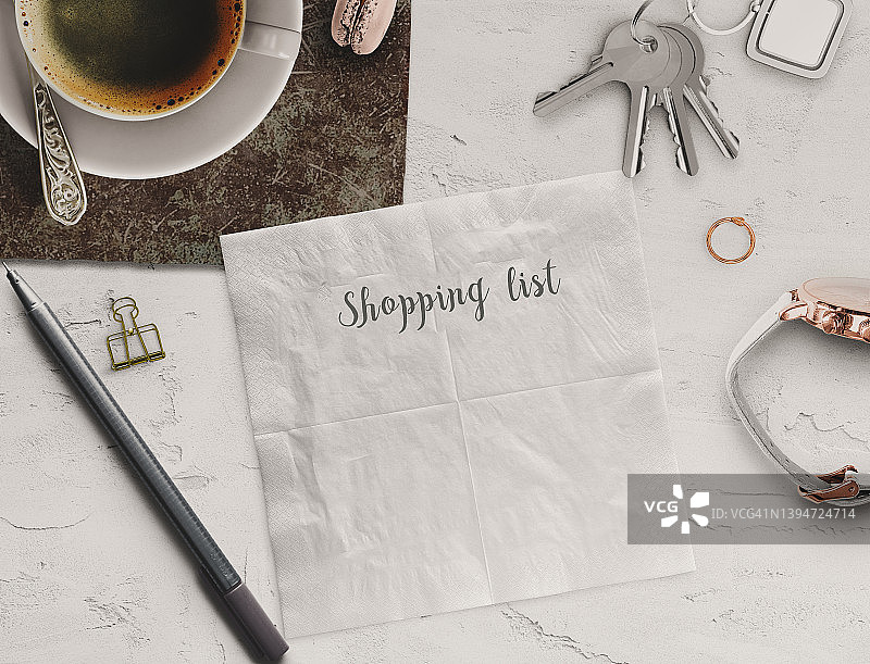 纸巾上的购物清单（含笔、咖啡和钥匙）图片素材