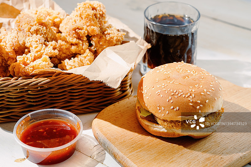 汉堡包、炸鸡和其他食品图片素材