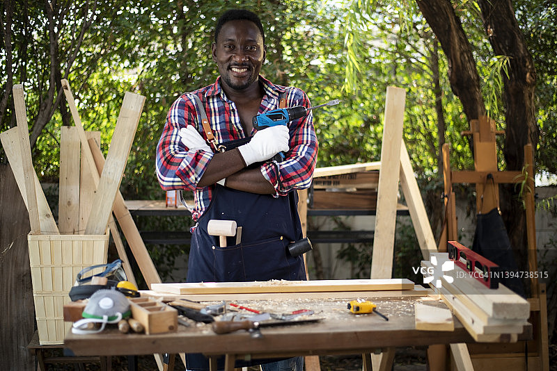 木匠准备使用电钻进行工作图片素材