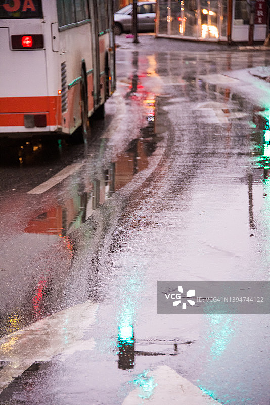 教练车尾灯在停机坪上的反射图片素材