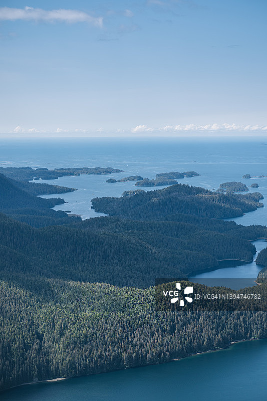 森林覆盖的海岸线航拍景观图片素材