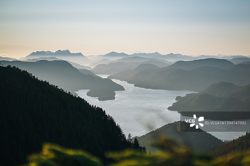 森林覆盖的沿海岛屿的空中风景图片素材
