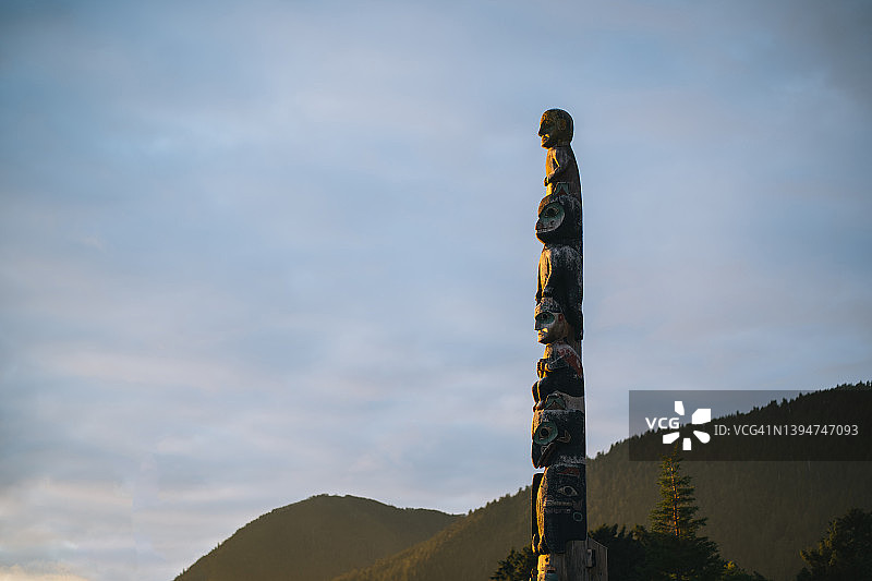 日出时分的图腾柱美景图片素材