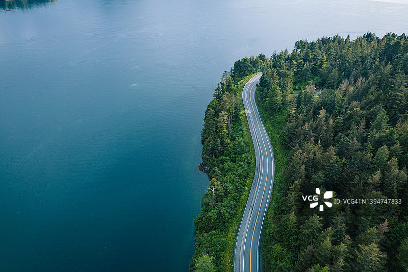 森林覆盖的沿海公路的空中风景图图片素材