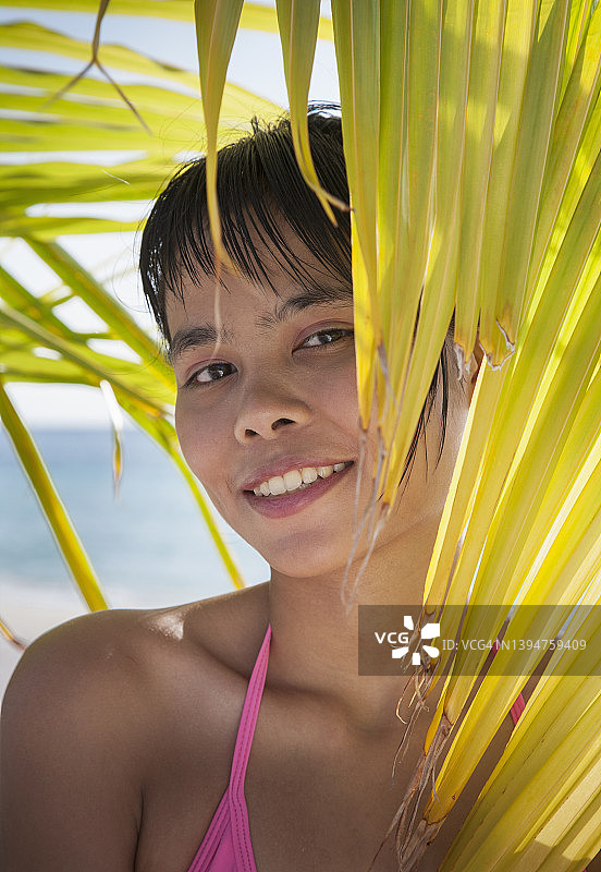 在水疗中心的年轻女子图片素材
